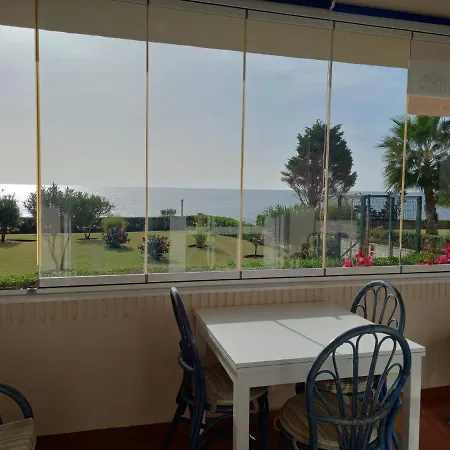 Seafront Garden And Sea Views Lägenhet